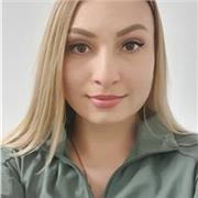 Professeur particular donne cours de soutien scolaire aux étudiants de